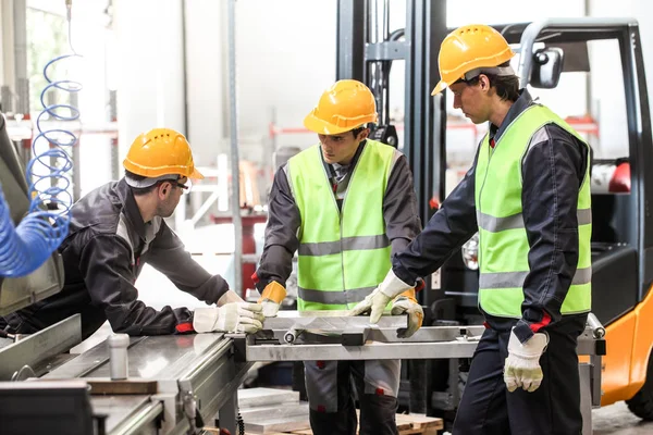 Trabajadores en el taller de máquinas CNC —  Fotos de Stock