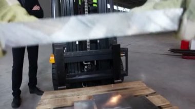 Alüminyum kütük alarak işçi
