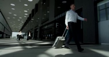 Havaalanında yürüyen iş adamları.