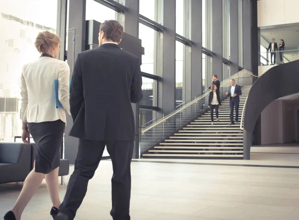 Les gens d'affaires au hall de l'immeuble de bureaux — Photo