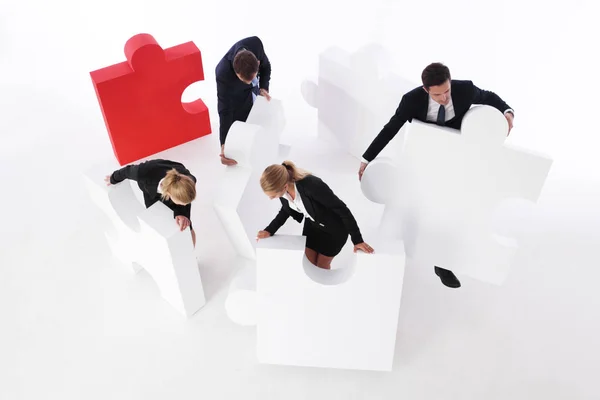 Business-Team und großes Puzzle — Stockfoto