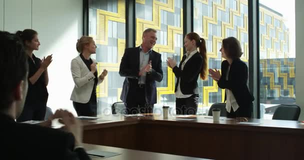 Grupo empresarial aplaudiendo y sonriendo — Vídeo de stock