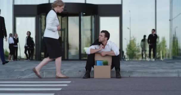 Empresario despedido sentado en la calle — Vídeo de stock