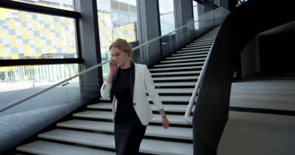 Молода бізнес-леді розмовляє по мобільному телефону — стокове відео