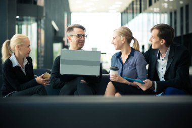 Ofis lobisinde oturan iş takım