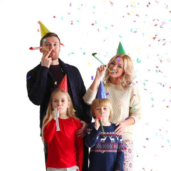 Familie waait partij trompetten met confetti — Stockfoto