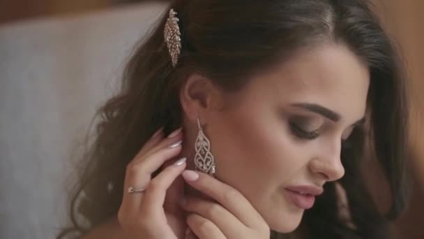 Bruid zet op earring — Stockvideo