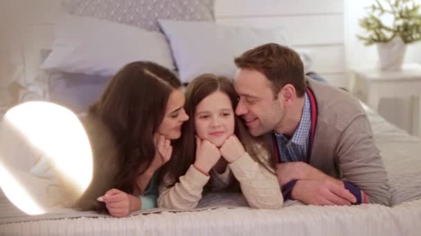 Счастливая семья дома — стоковое видео