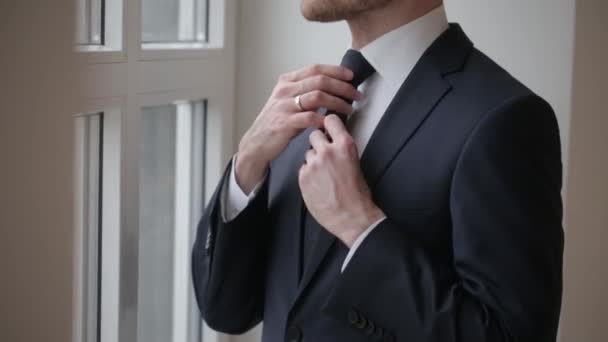 Homem amarrando gravata — Vídeo de Stock