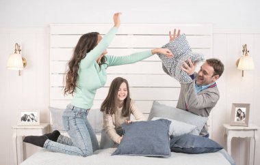 yastık savaşı olan aile