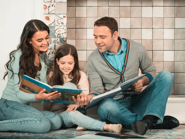 Gelukkige familie samen lezen — Stockfoto