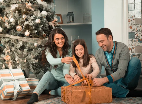 Familia se reúnen cerca del árbol de Navidad — Foto de Stock