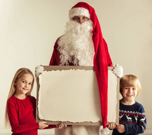 Joulupukki ja lapset — kuvapankkivalokuva