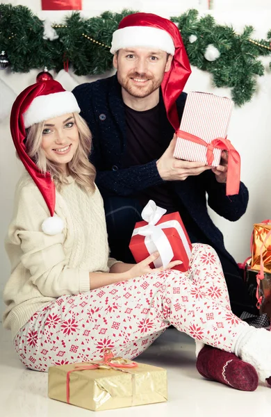 Couple with Christmas gifts — Stock Photo, Image