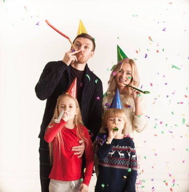 Aile konfeti ile parti trompet üfleme