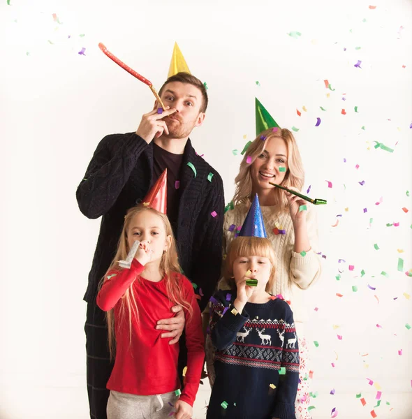 Famille soufflant trompettes fête avec confettis — Photo