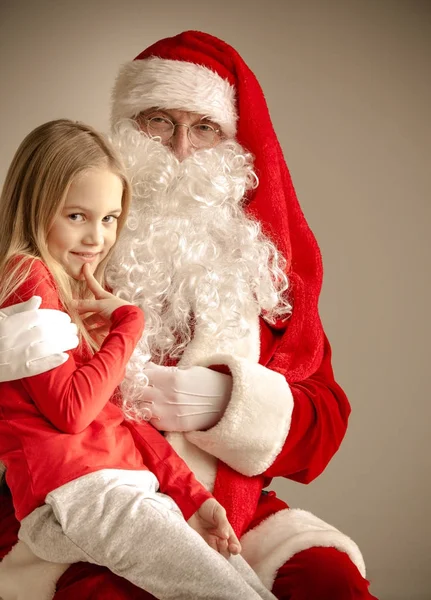 Chica en santa claus rodillas — Foto de Stock