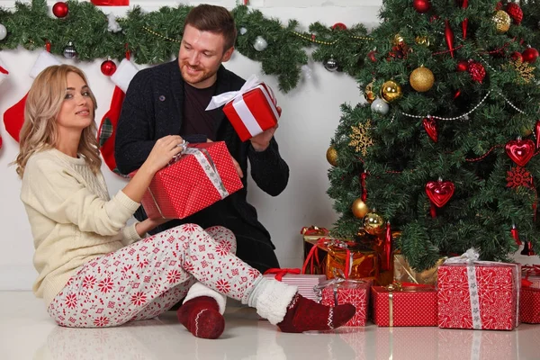 Pareja con regalos de Navidad — Foto de Stock