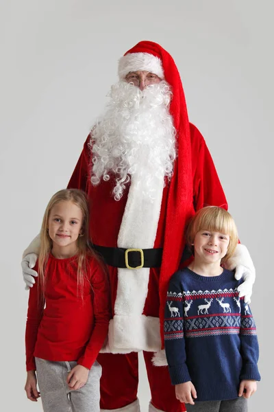 Niños y Santa Claus — Foto de Stock
