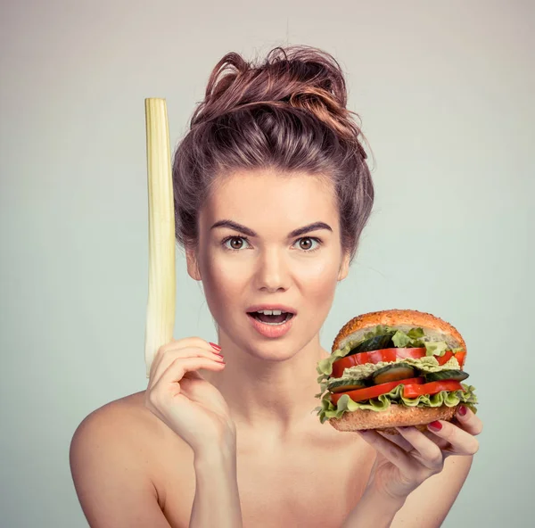 野菜のハンバーガーを持つ女性 — ストック写真