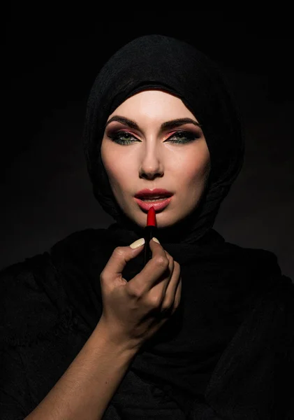 Mujer musulmana poniendo lápiz labial — Foto de Stock