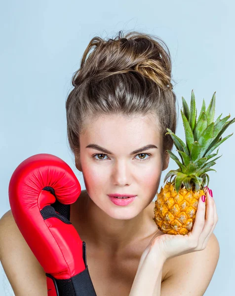 Kobieta z ananasem i rękawice bokserskie — Zdjęcie stockowe