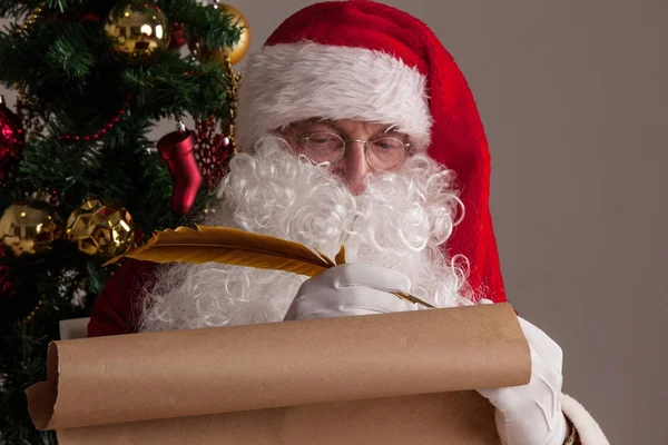 Papai Noel escrevendo em papel velho — Fotografia de Stock