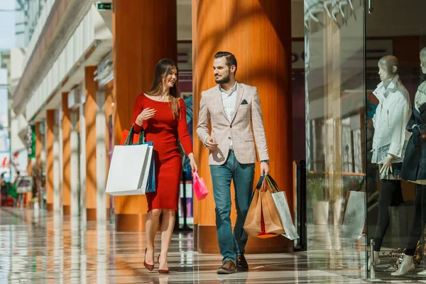 Couple avec sacs à provisions — Photo