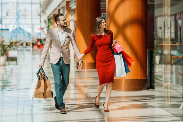 Pareja con bolsas de compras —  Fotos de Stock