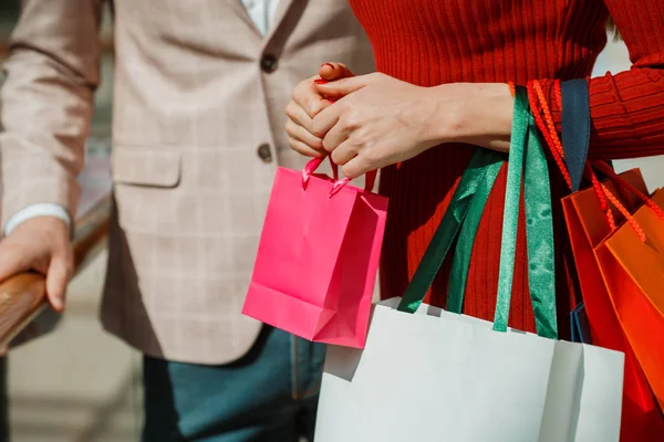 Pareja con bolsas de compras —  Fotos de Stock