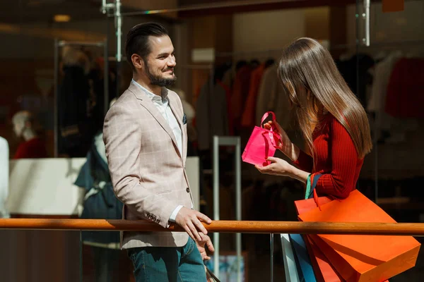 Pareja con regalo en centro comercial —  Fotos de Stock