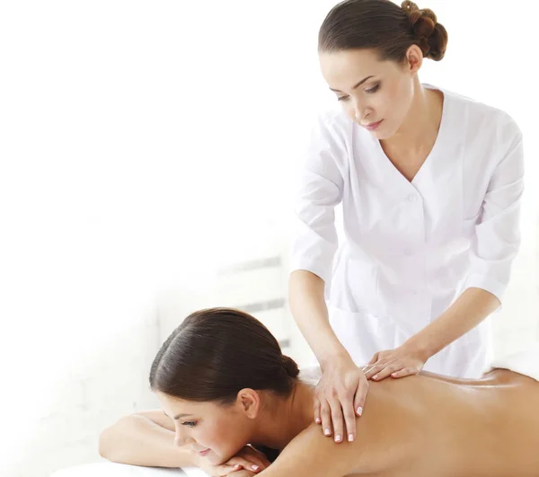 Mulher recebendo massagem — Fotografia de Stock