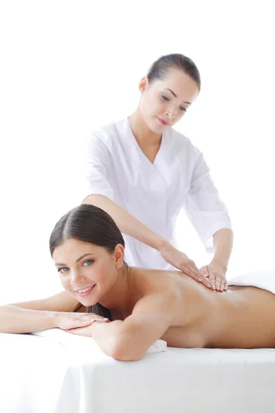 Frau bekommt Massage — Stockfoto