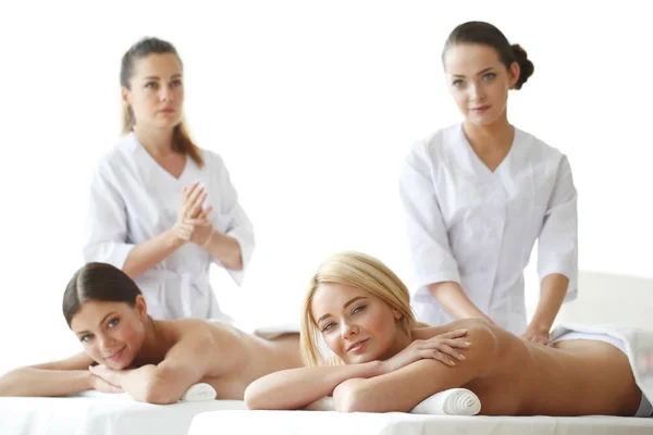 Dos mujeres recibiendo masaje —  Fotos de Stock