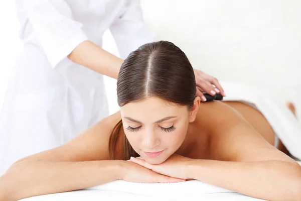 Wellness-Massage mit heißen Steinen — Stockfoto