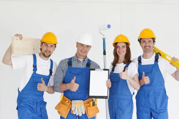 Arbeiter mit Werkzeug und Vertrag — Stockfoto