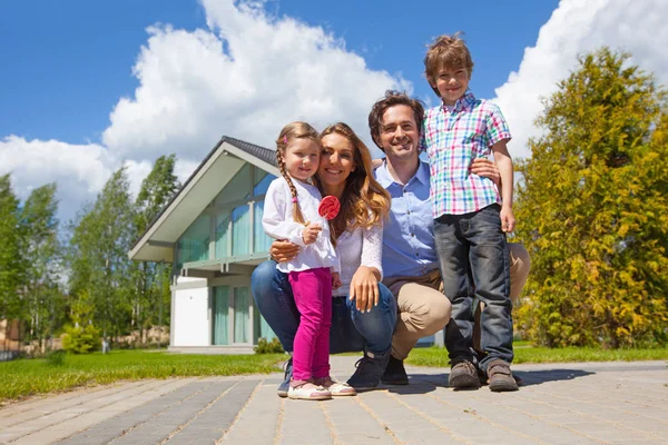 Joyeux famille et leur maison — Photo