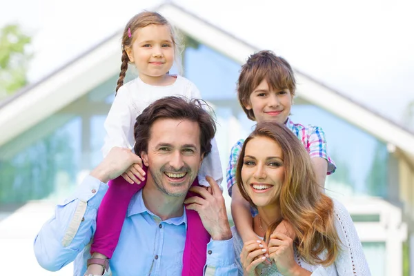 幸福的家庭和他们的房子 — 图库照片