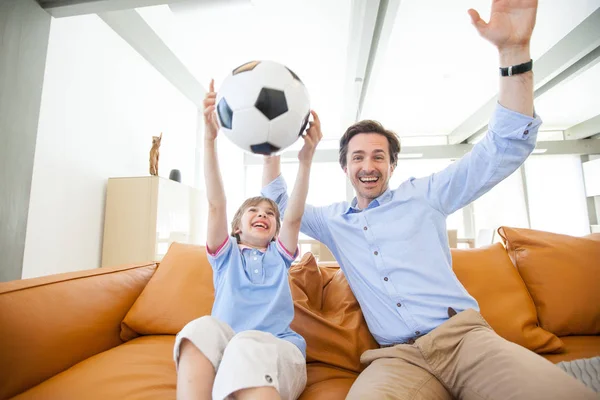 Boy kijken voetbalwedstrijd met vader — Stockfoto