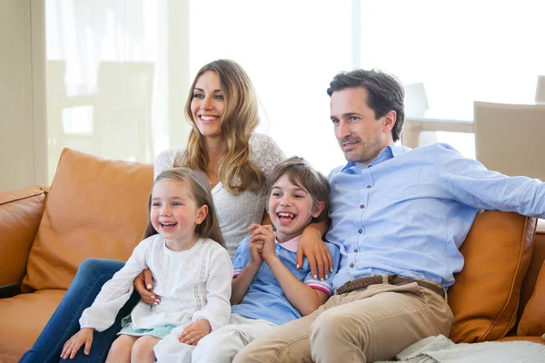 Sledování televize rodinou — Stock fotografie
