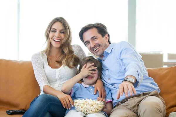 Familie kijken tv — Stockfoto