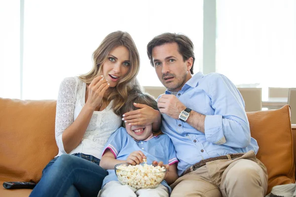 Семья смотрит телевизор — стоковое фото