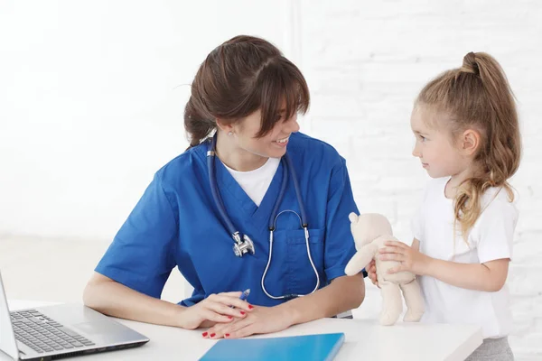 Doctor y su pequeño paciente — Foto de Stock