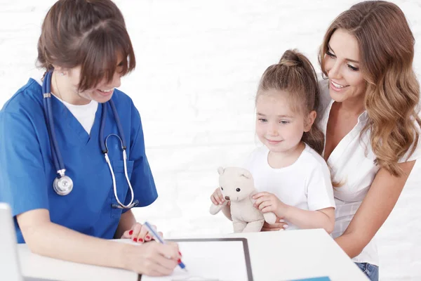 Pediatra y familia —  Fotos de Stock