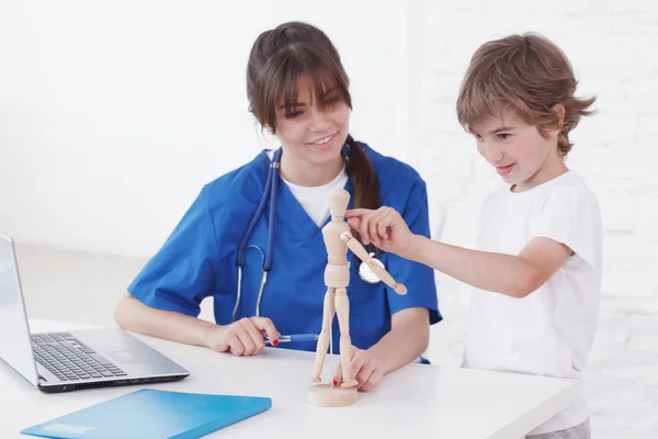 Médico explicar medicina para criança — Fotografia de Stock