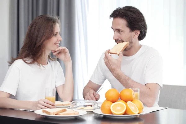 Coppia che fa colazione — Foto Stock