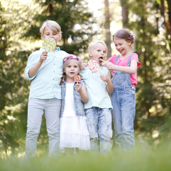 Счастливые дети с леденцами — стоковое фото