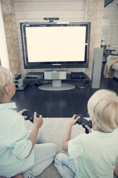 Anak-anak bermain video game — Stok Foto