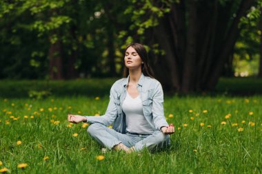 Genç Kız parkta meditasyon