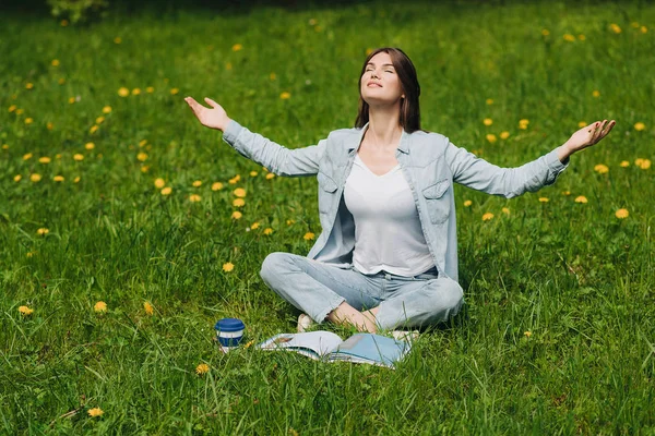 Mujer disfrutar de la naturaleza —  Fotos de Stock